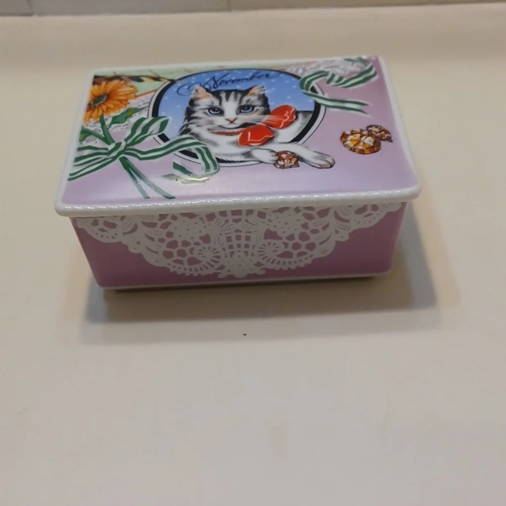 Vandoc 1989 Vintage Collector November Cat-Themed Jewelry Trinket Box